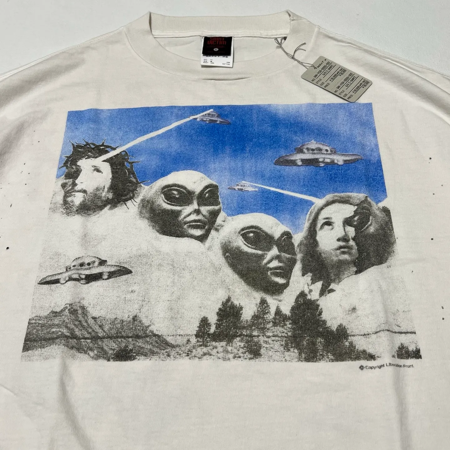 Details of printing and accessories SAINT Mxxxxxx × Sean Wotherspoon SW_SS TEE/KIKI/WHT Alien Crisis/Alien President Mountain TEE Off-white S-XL Super handsome co-branded alien print design Ultra-high difficulty printing restoration High printing difficulty The word 'Crisis' is printed on the body and sleeve bones Correct version Customized SW co-branded accessories/cylindrical fabric without side seams Enzyme heavy washing and water distressing Handmade garments with graffiti and ink splashing